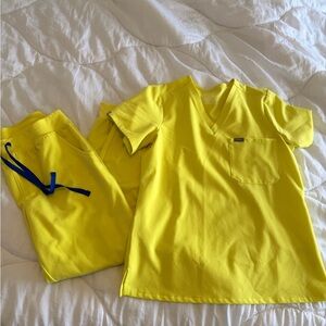 FIGS women’s serving lime Catalina 1-pocket scrub top and Zamora joggers both M